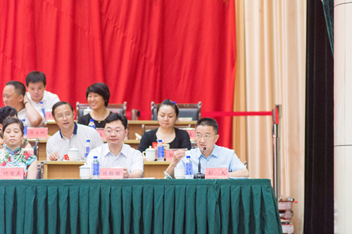 市工商联党组书记、常务副主席刘义主持会议_副本.jpg