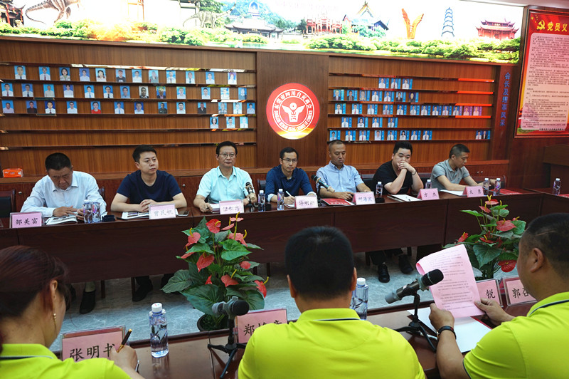 但主席指导异地商会党建工作_副本.jpg