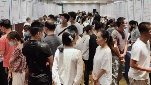 服务民营企业用工需求——自贡市工商联举办大型人才招聘会_副本.png